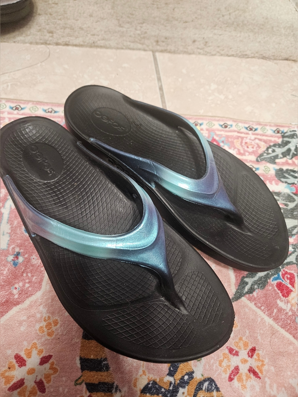 OOFOS Women's Black Sandals with Iridescent Teal-Blue Strap Size 9